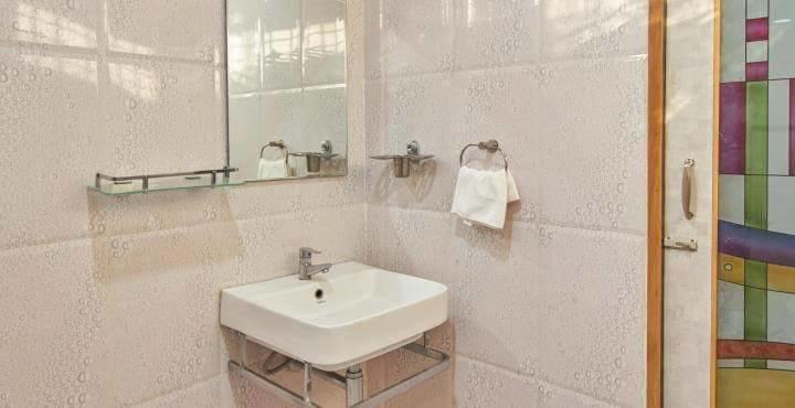 Hotel Av Comforts Settahalasūr Extérieur photo
